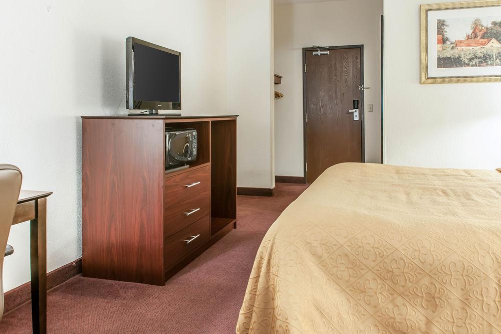 Quality Inn & Suites Danville Buitenkant foto