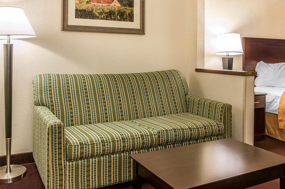 Quality Inn & Suites Danville Buitenkant foto