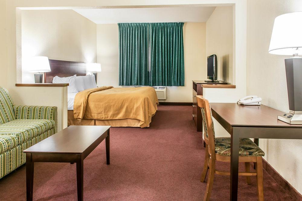 Quality Inn & Suites Danville Buitenkant foto