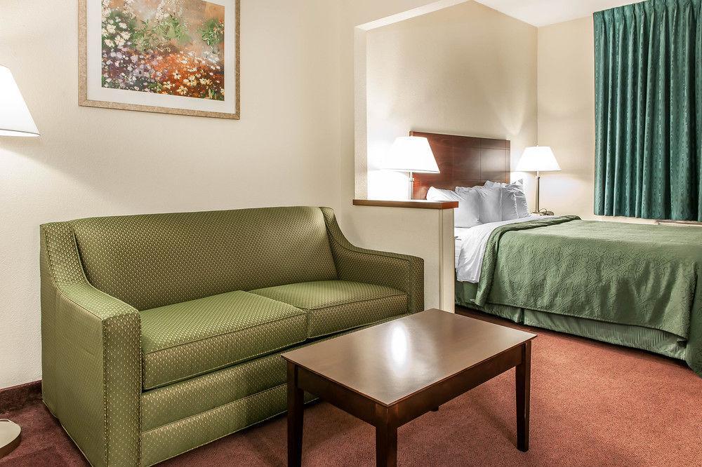 Quality Inn & Suites Danville Buitenkant foto
