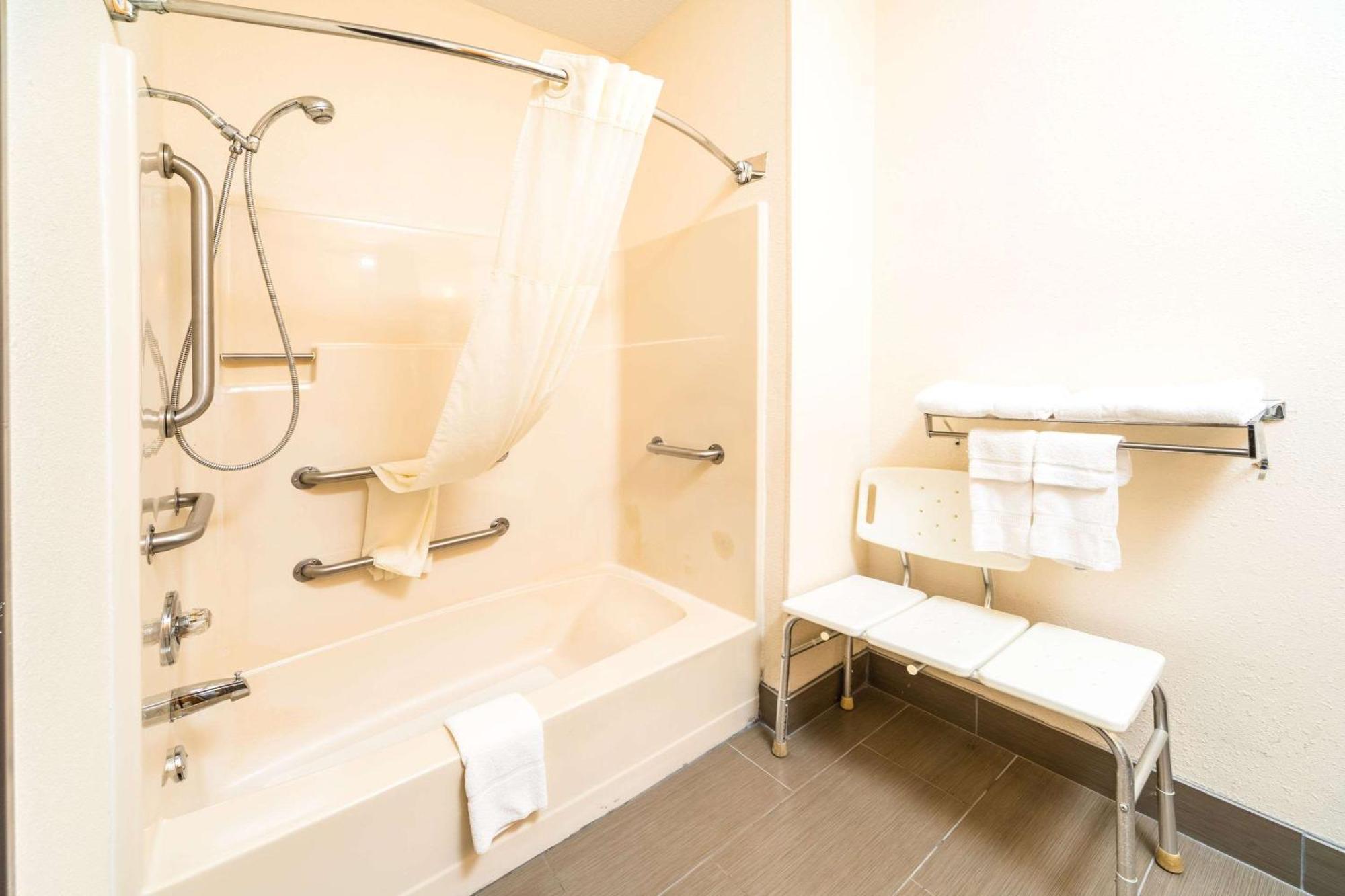 Quality Inn & Suites Danville Buitenkant foto