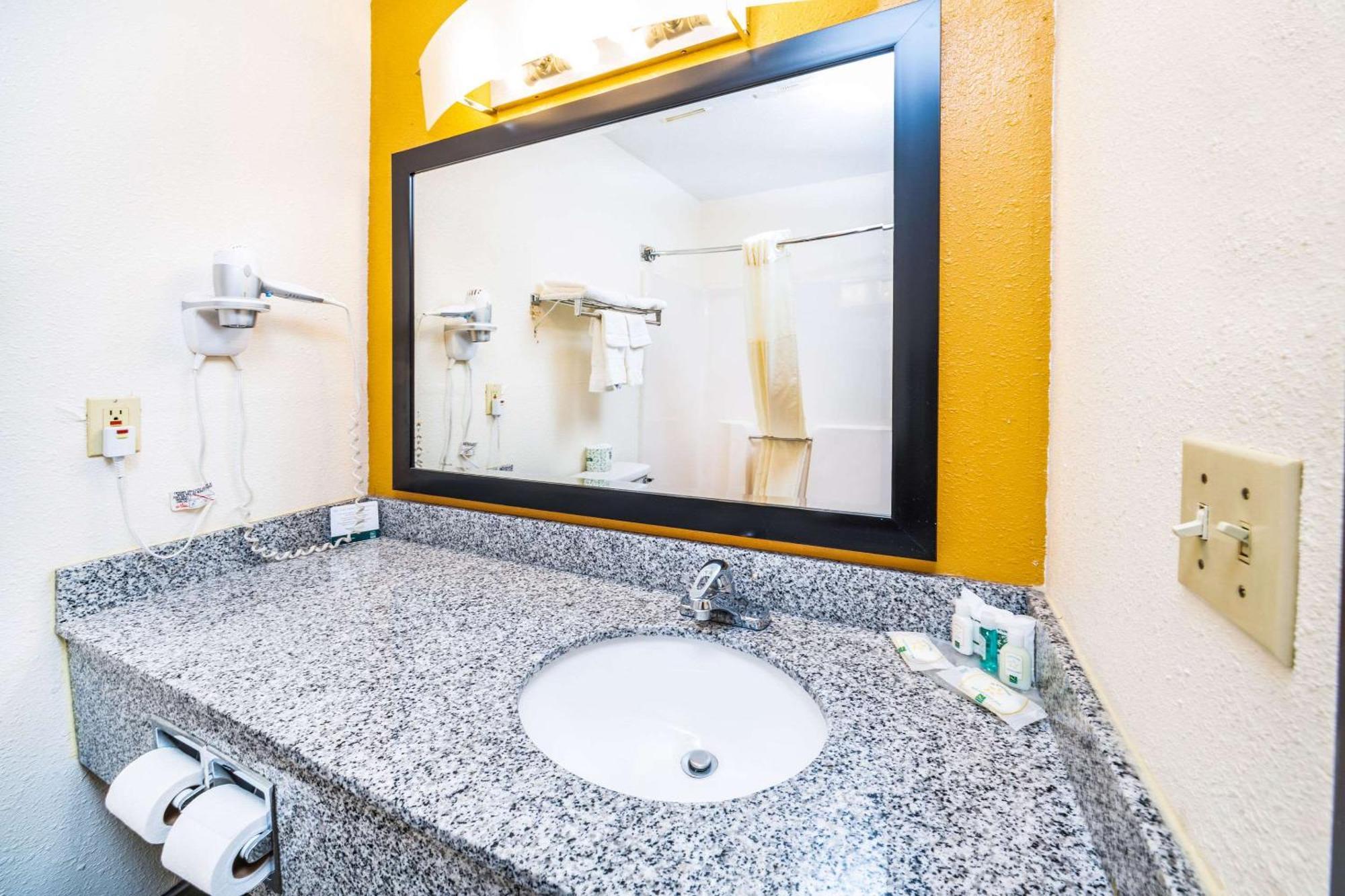 Quality Inn & Suites Danville Buitenkant foto