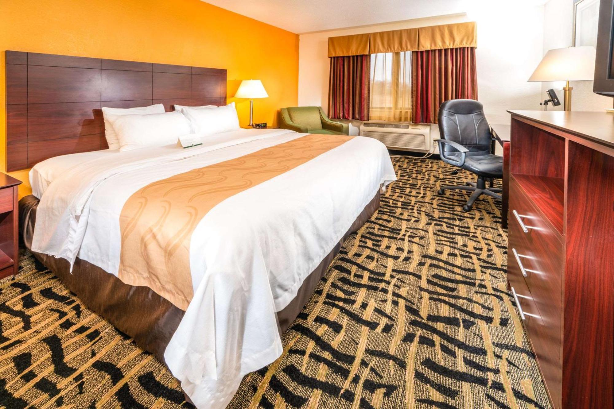 Quality Inn & Suites Danville Buitenkant foto