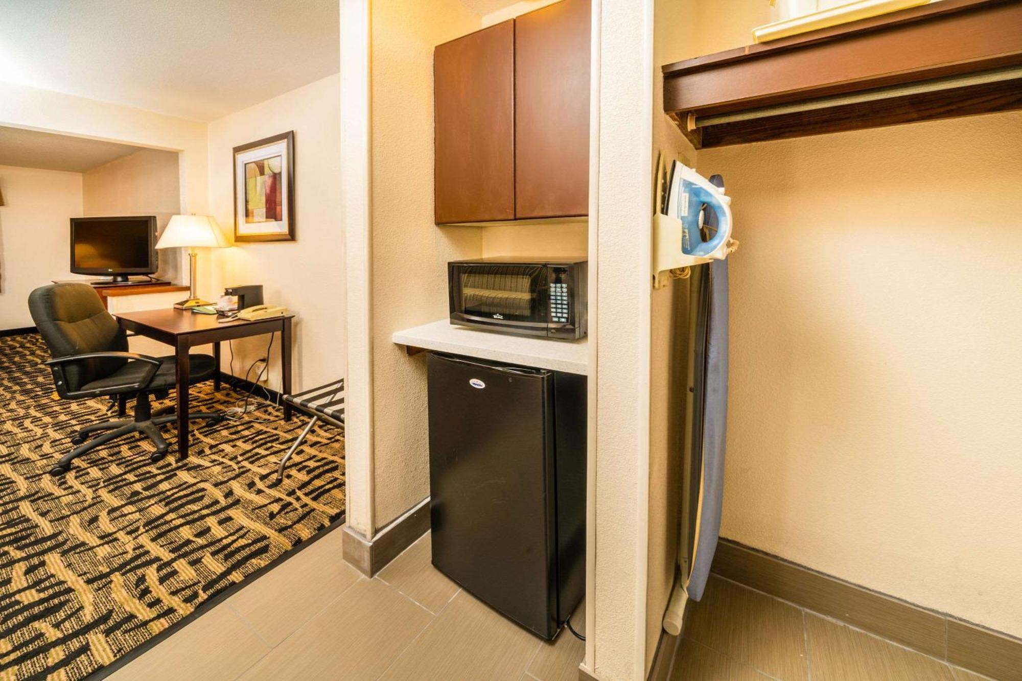 Quality Inn & Suites Danville Buitenkant foto