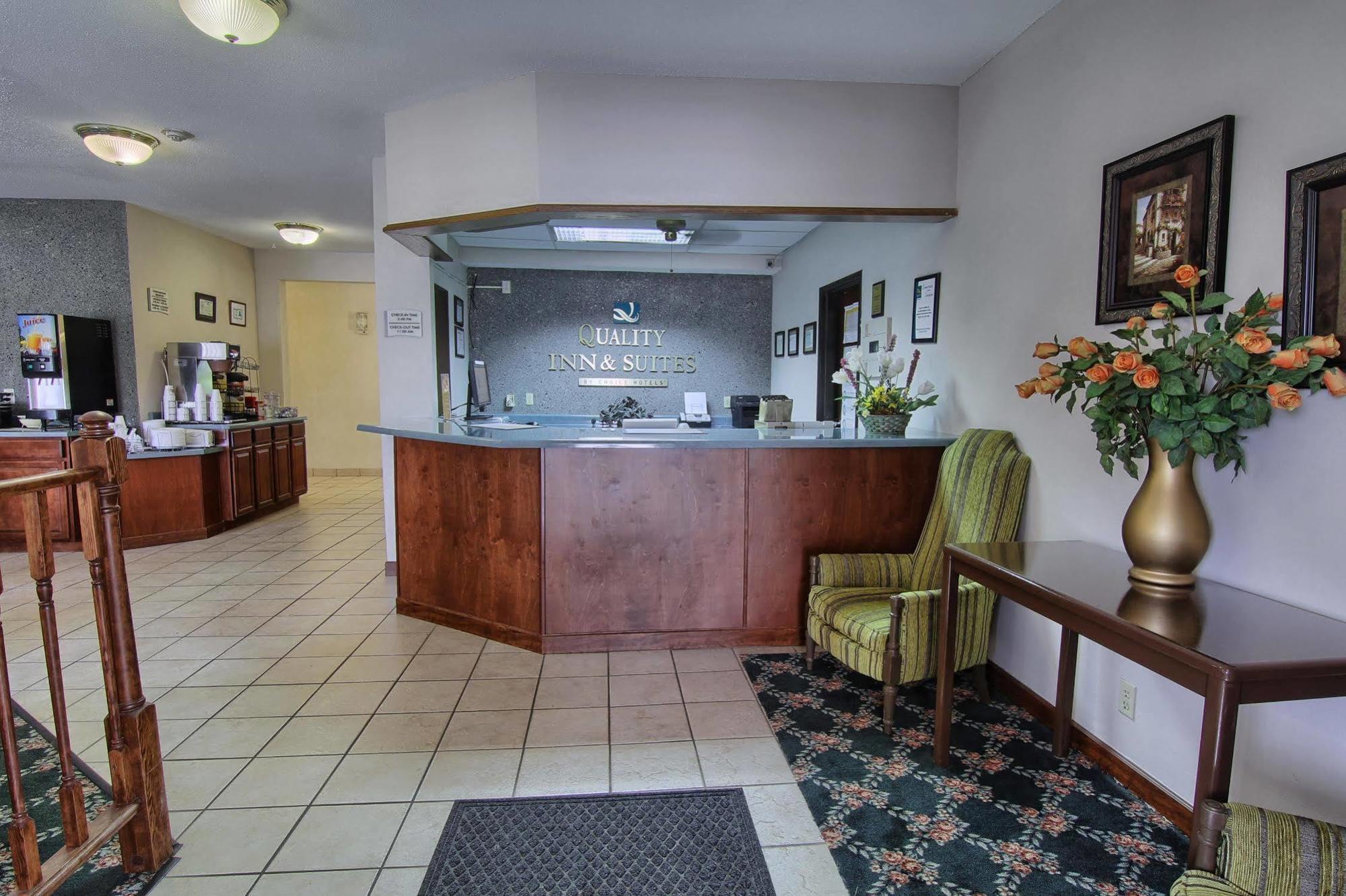 Quality Inn & Suites Danville Buitenkant foto
